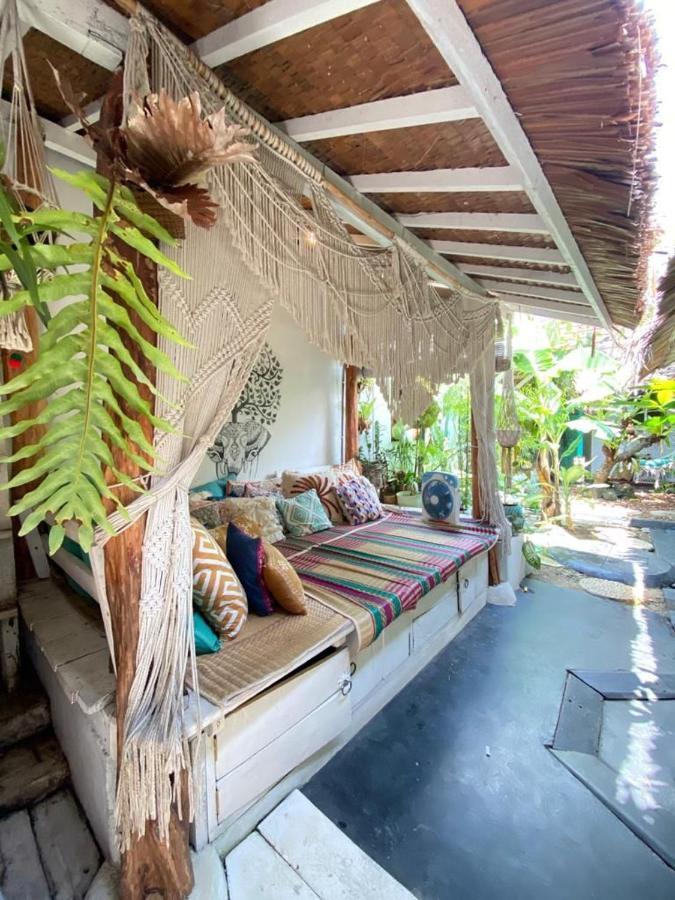 The Bodhi Tree Karimunjawa Hostel Buitenkant foto